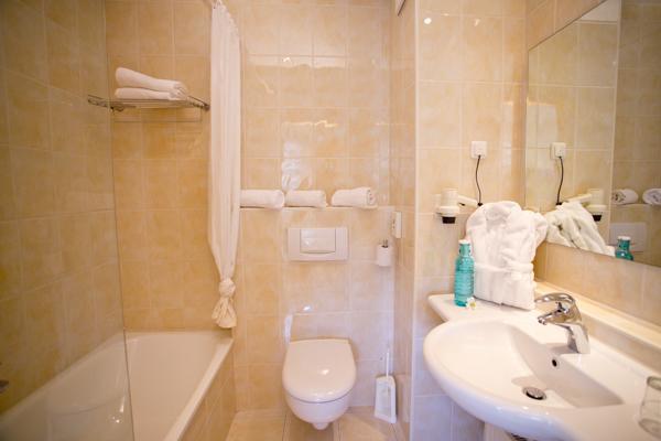 Hotel Gruener Baum Кауфбойрен Экстерьер фото