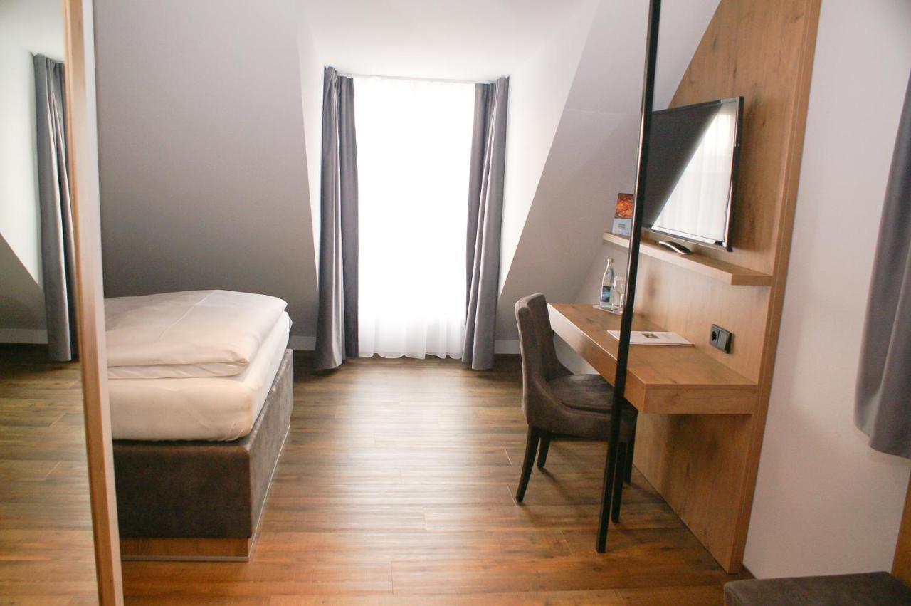 Hotel Gruener Baum Кауфбойрен Экстерьер фото